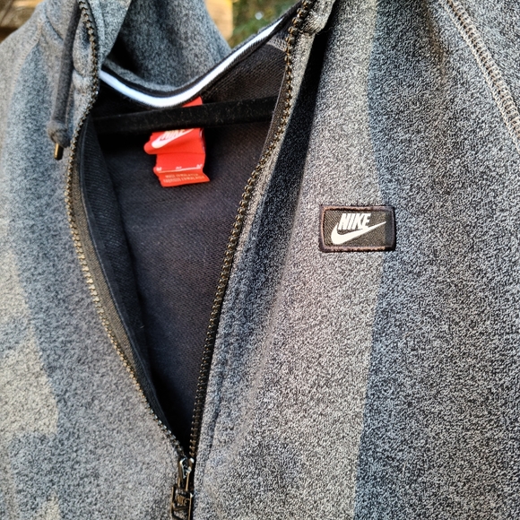 Hooded zip up sweater - Picture 2 of 4